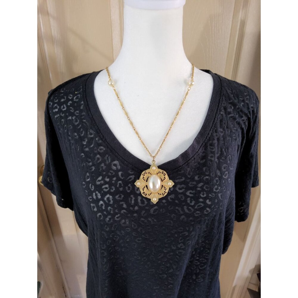 Womens Vintage Gold Tone Finish Faux Pearl Celtic Style Cross Pendant - Picture 4 of 8